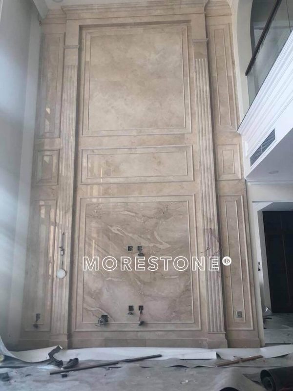 Phòng khách của nhà phố, biệt thự hay căn hộ chung cư mang phong cách tân cổ điển vẫn đầy sáng tạo, mới lạ khi sử dụng đá ốp tường sáng bóng, đẹp tự nhiên và  sang trọng xứng tầm đẳng cấp.