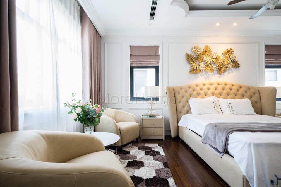 Bố trí ghế sofa đơn trong phòng ngủ giúp gia chủ có thể thư giãn uống trà, đọc sách trong phòng master