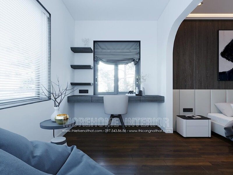 Bàn học gỗ công nghiệp được bố trí cạnh cửa sổ giúp không gian học tập luôn được thông thoáng.