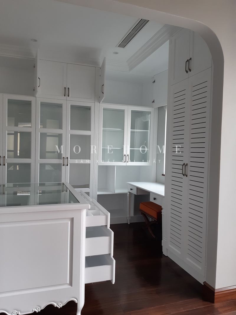 Thi công kệ tủ trang sức gỗ tự nhiên màu trắng tân cổ điển trưng bày, sắp xếp món đồ gọn gàng, tránh việc bị lộn xộn hoặc bị thất lạc